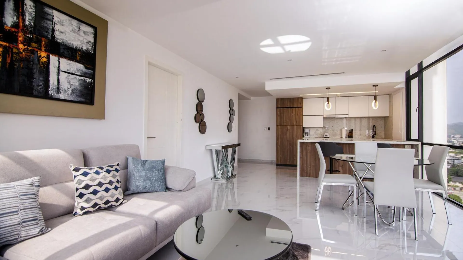 Suite 702 Bellini, Puerto Santa Ana, Guayaquil 0*,  Ecuador