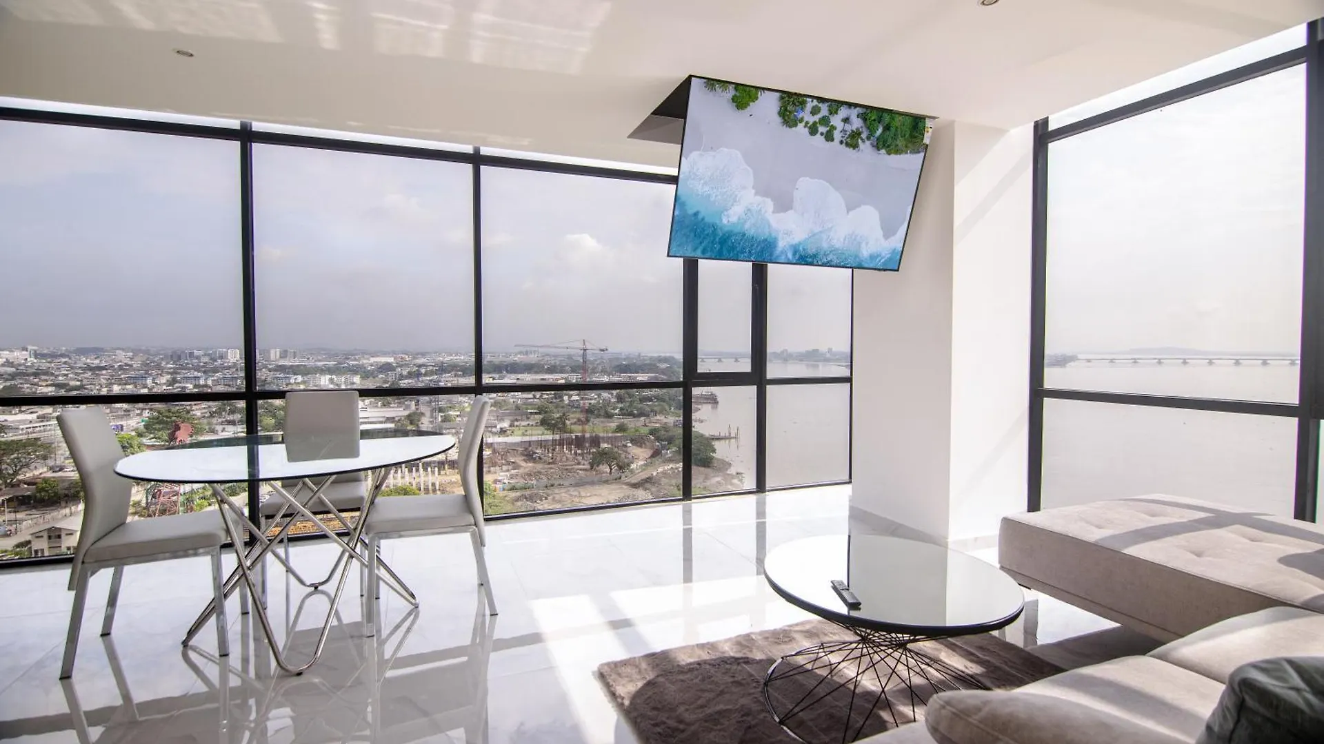 Suite 702 Bellini, Puerto Santa Ana, Guayaquil 0*,